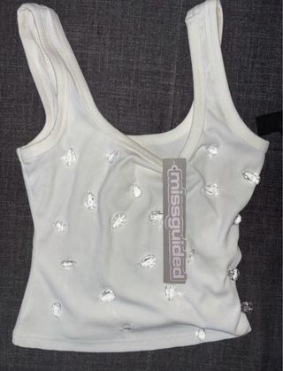 Top Missguided blanco con pedrería