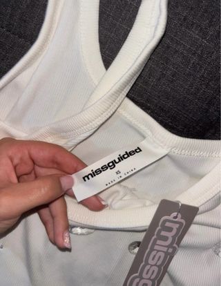 Top Missguided blanco con pedrería