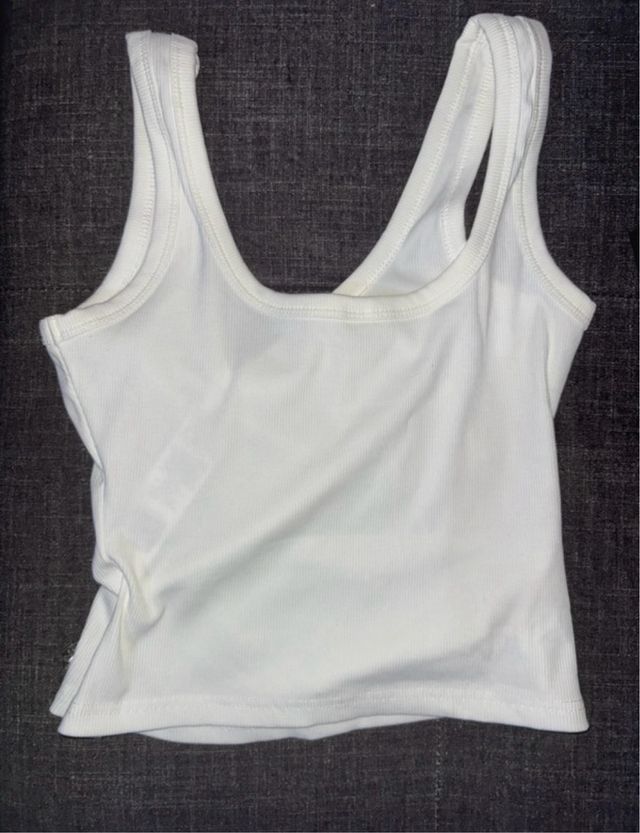 Top Missguided blanco con pedrería