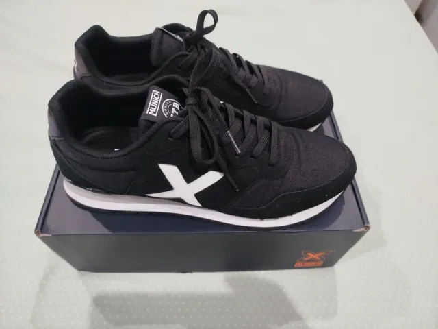 Zapatillas Munich Negras y Blancas
