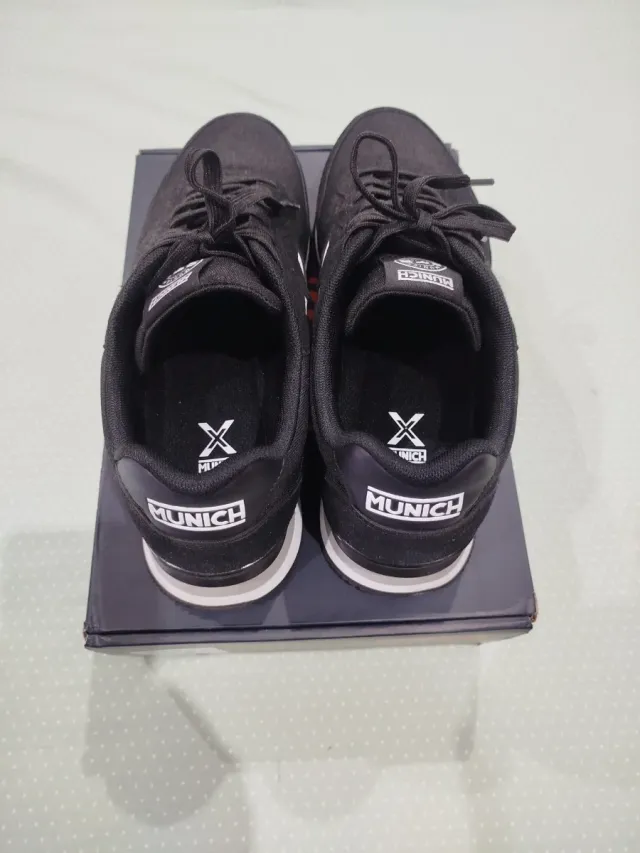Zapatillas Munich Negras y Blancas
