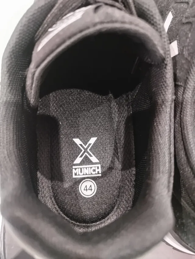 Zapatillas Munich Negras y Blancas