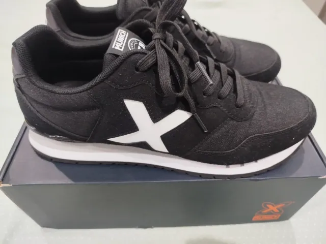 Zapatillas Munich Negras y Blancas