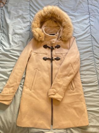 Abrigo beige con capucha y borrego