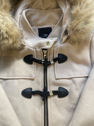 Abrigo beige con capucha y borrego