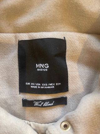 Abrigo beige con capucha y borrego