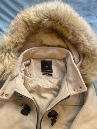 Abrigo beige con capucha y borrego