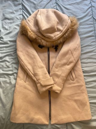 Abrigo beige con capucha y borrego