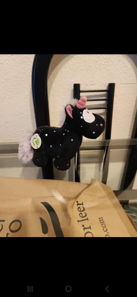 Peluche unicornio negro con estrellas
