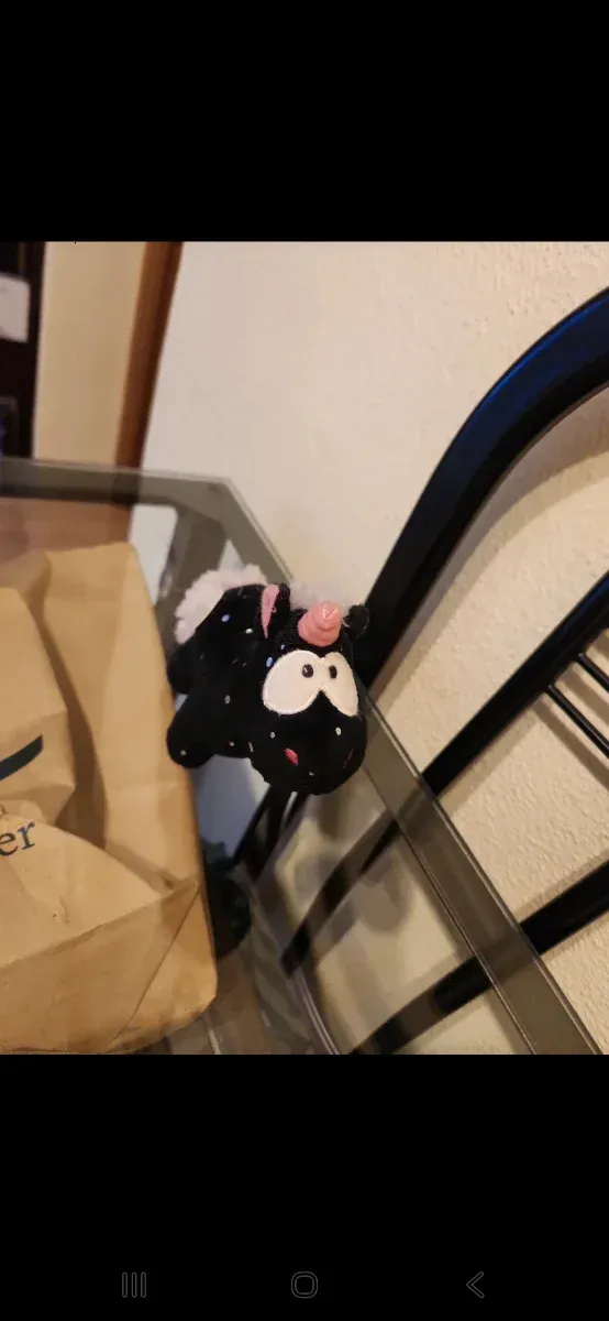 Peluche unicornio negro con estrellas