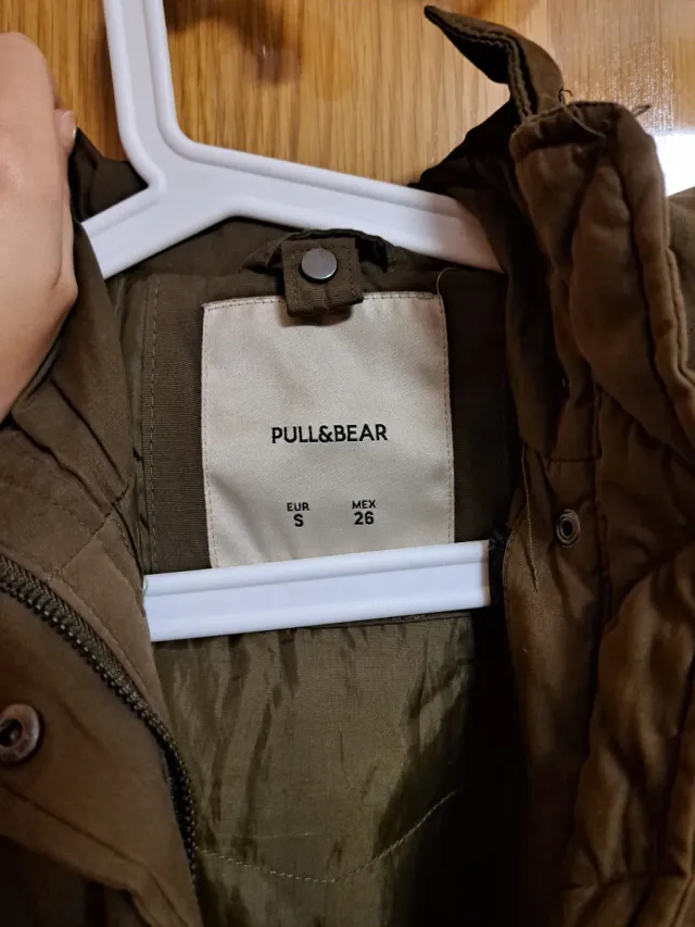 Abrigo Pull and Bear verde militar mujer