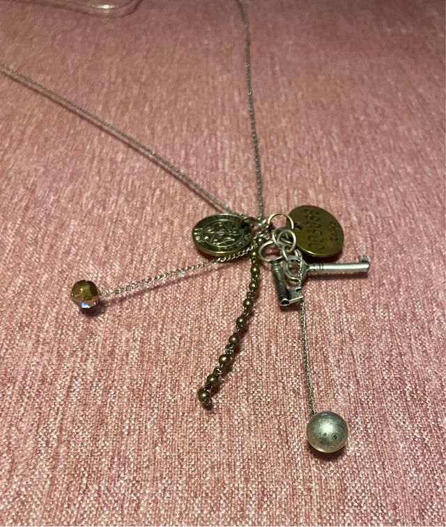 Collar Pull & Bear con dijes