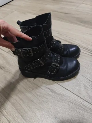 Botines de piel con tachuelas