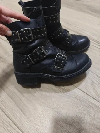 Botines de piel con tachuelas