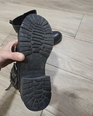 Botines de piel con tachuelas