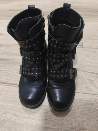 Botines de piel con tachuelas