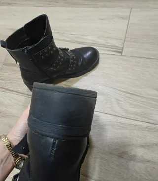 Botines de piel con tachuelas