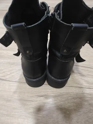 Botines de piel con tachuelas