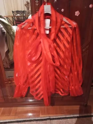 Blusa roja con cuello lazada