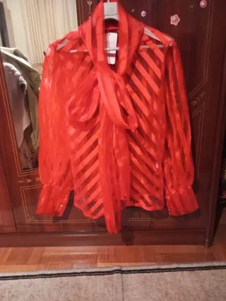 Blusa roja con cuello lazada