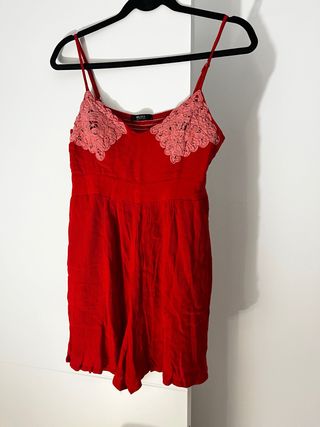 Mono corto rojo con encaje