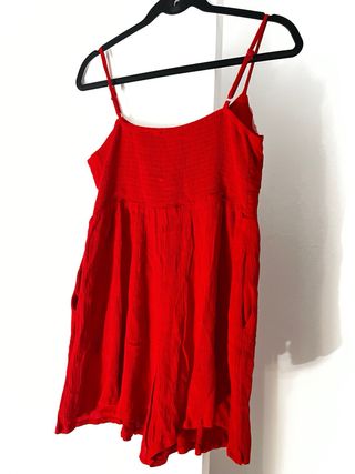 Mono corto rojo con encaje