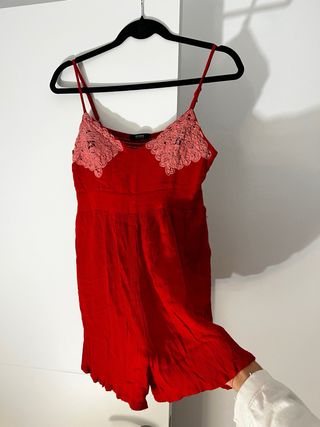 Mono corto rojo con encaje