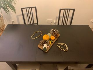 Mesa comedor Modelo Laneberg y 4 sillas negras