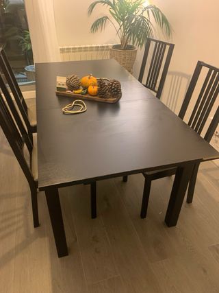 Mesa comedor Modelo Laneberg y 4 sillas negras