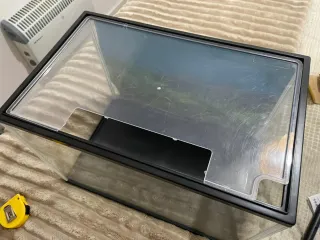 Acuario con plantas y fondo azul