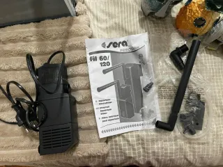 Acuario con plantas y fondo azul