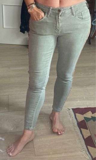 Vaqueros Zara verdes con detalles dorados
