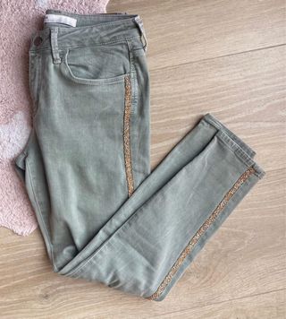 Vaqueros Zara verdes con detalles dorados