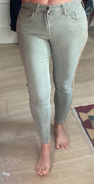 Vaqueros Zara verdes con detalles dorados