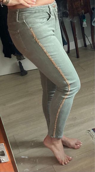 Vaqueros Zara verdes con detalles dorados