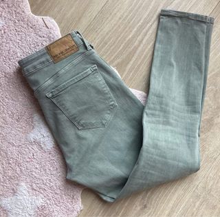 Vaqueros Zara verdes con detalles dorados