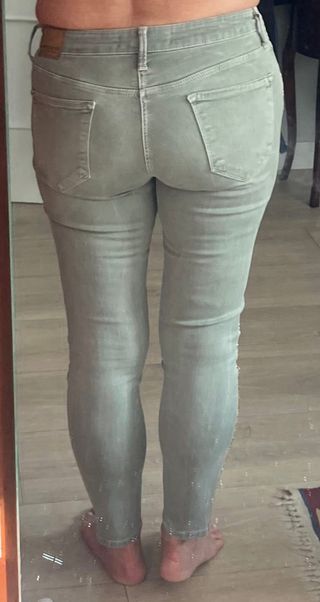 Vaqueros Zara verdes con detalles dorados