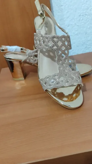 Sandalias doradas con pedrería