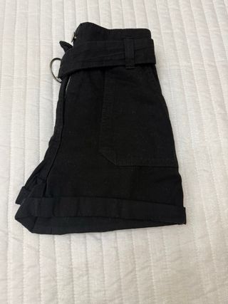 Mini Shorts Negros con Cinturón