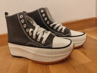 Zapatillas altas negras y blancas