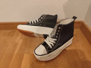 Zapatillas altas negras y blancas