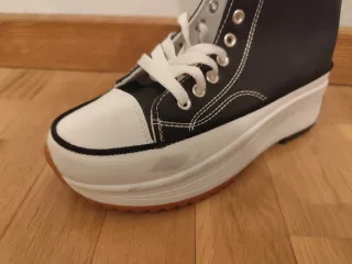 Zapatillas altas negras y blancas