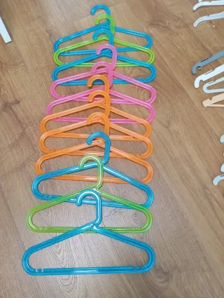 Lote 77 perchas infantiles de plástico