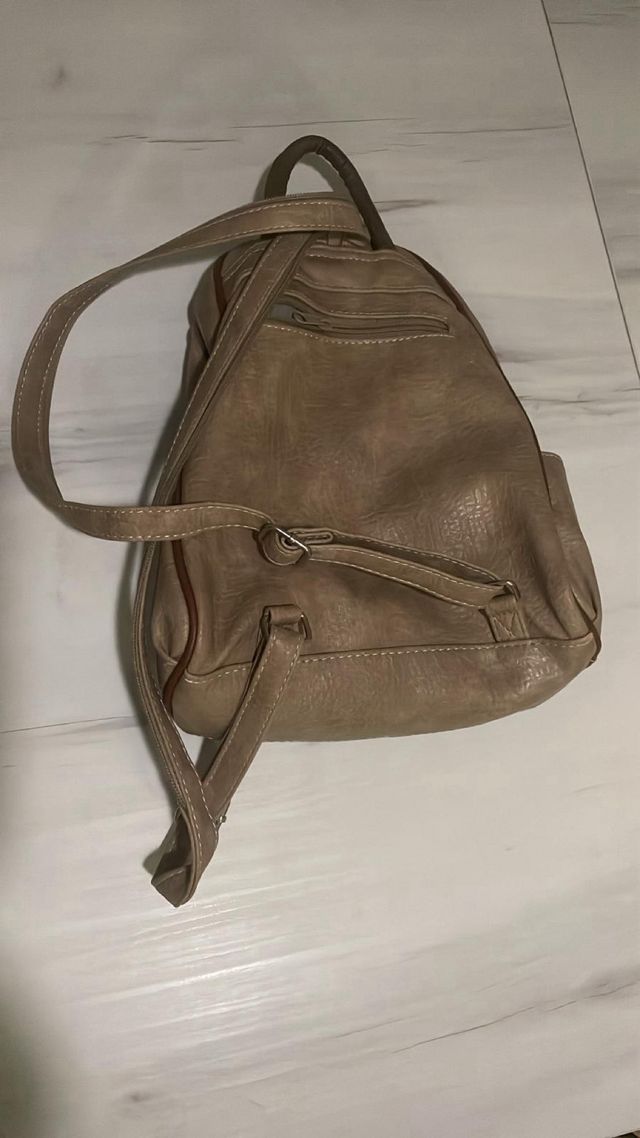 Mochila de cuero sintético beige y marrón