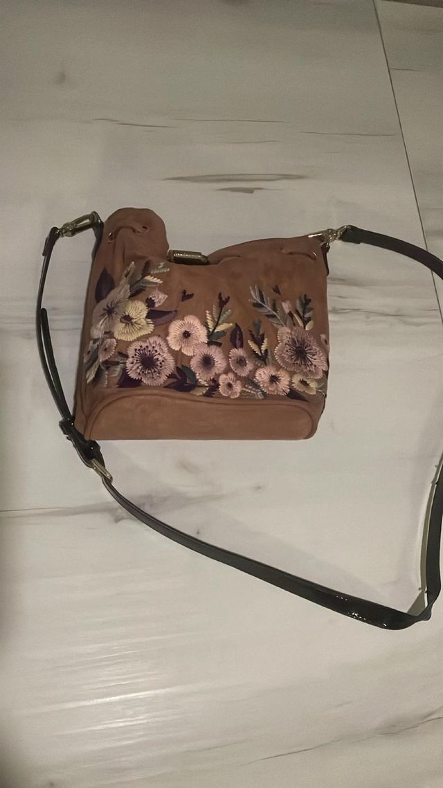 Bolso marrón con bordado floral