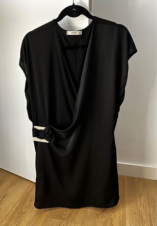 Mono corto Mango negro con hebilla en la cintura.