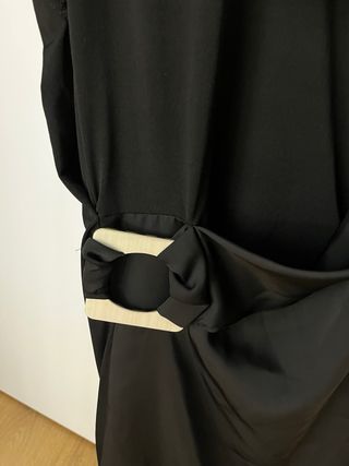 Mono corto Mango negro con hebilla en la cintura.