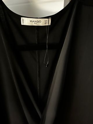 Mono corto Mango negro con hebilla en la cintura.