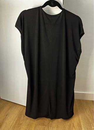 Mono corto Mango negro con hebilla en la cintura.