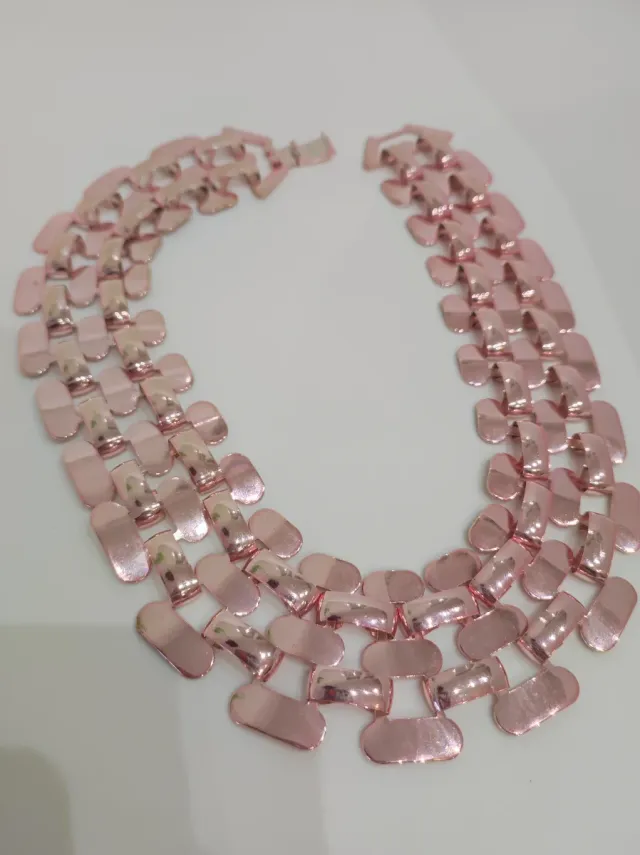 Elegante gargantilla metal rosa